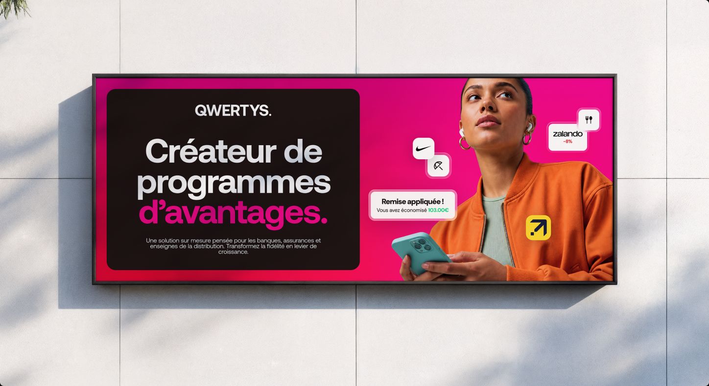 Qwertys billboard "Créateur de programmes d'avantages" on a tiled wall